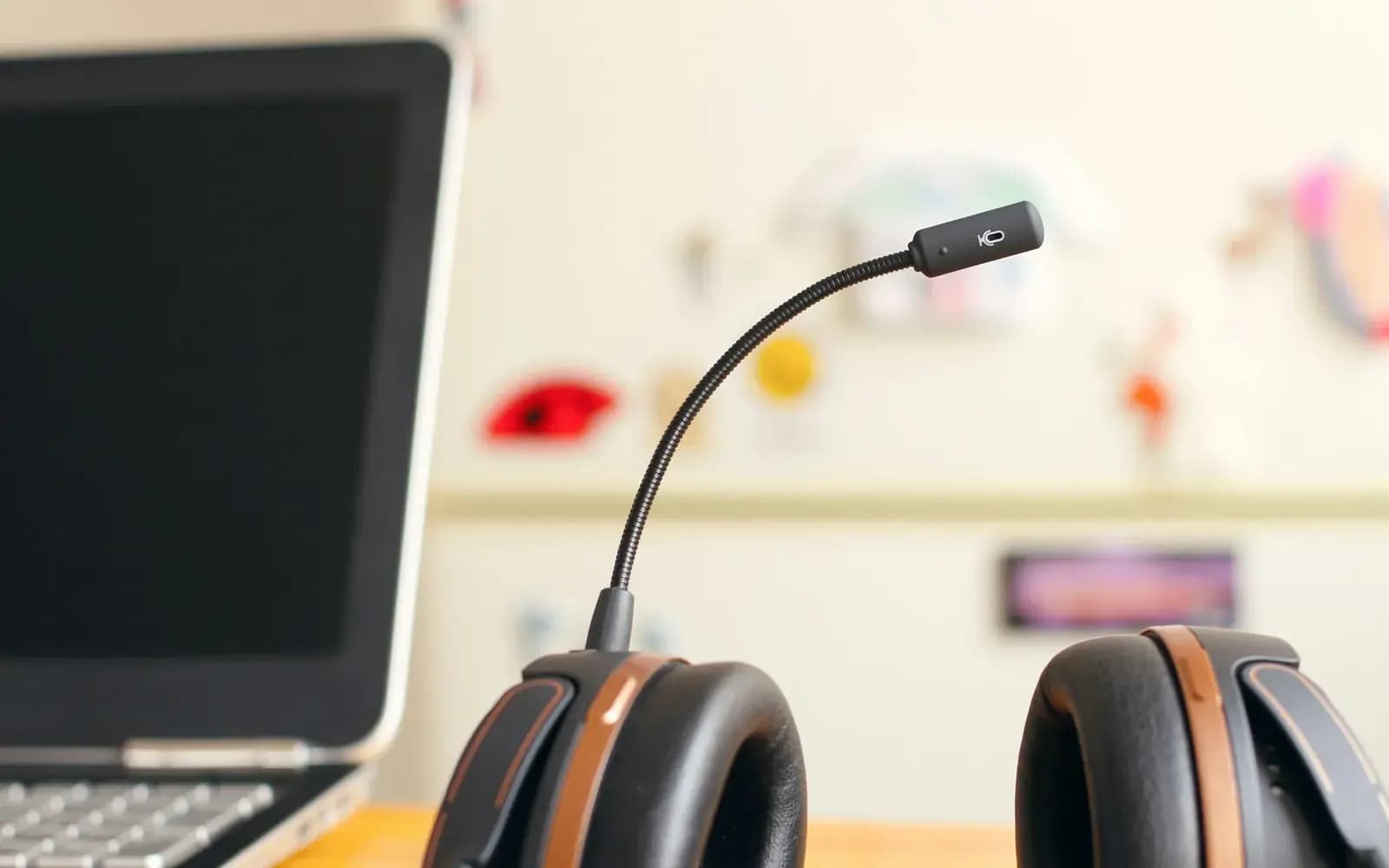 Headset mit Mikrofonarm neben einem Laptop