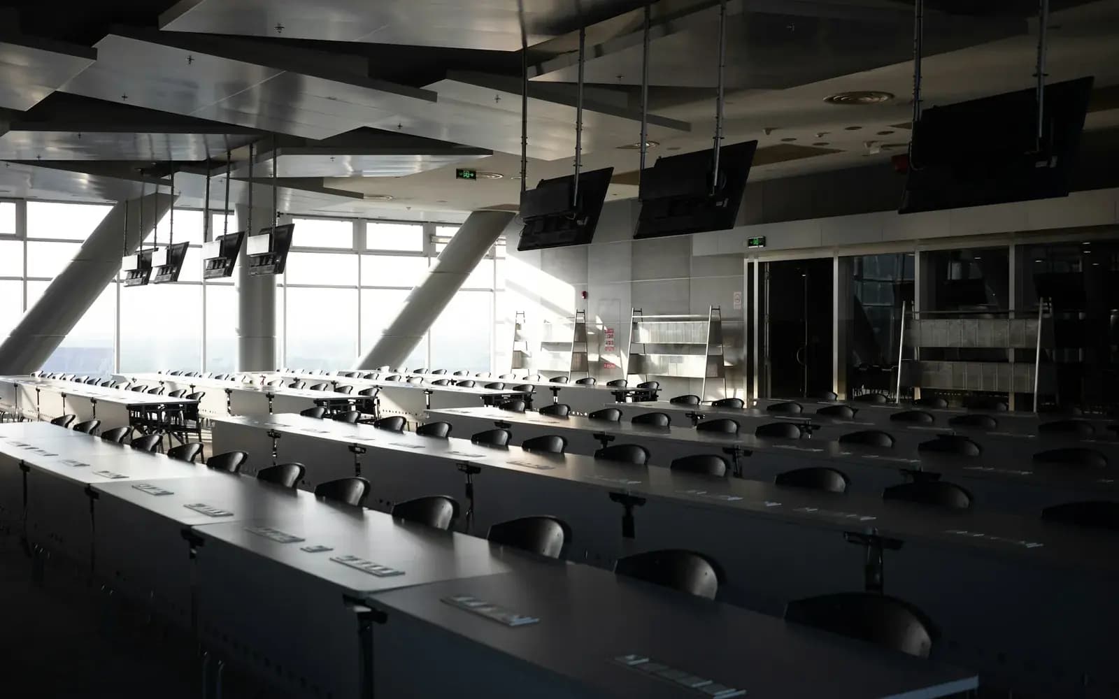 Reihen leerer Schreibtische in einem großen Saal
