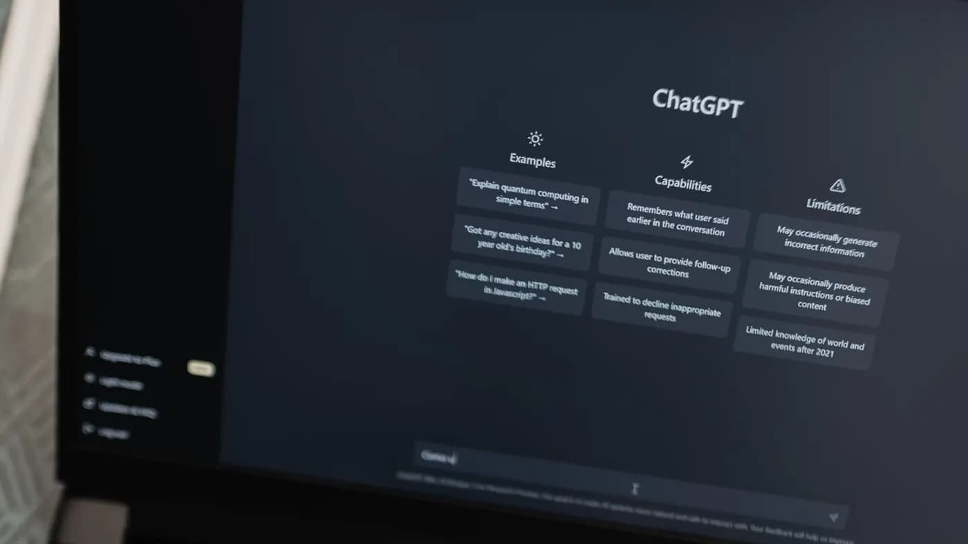 Ein Laptop-Bildschirm mit der Startseite von ChatGPT.