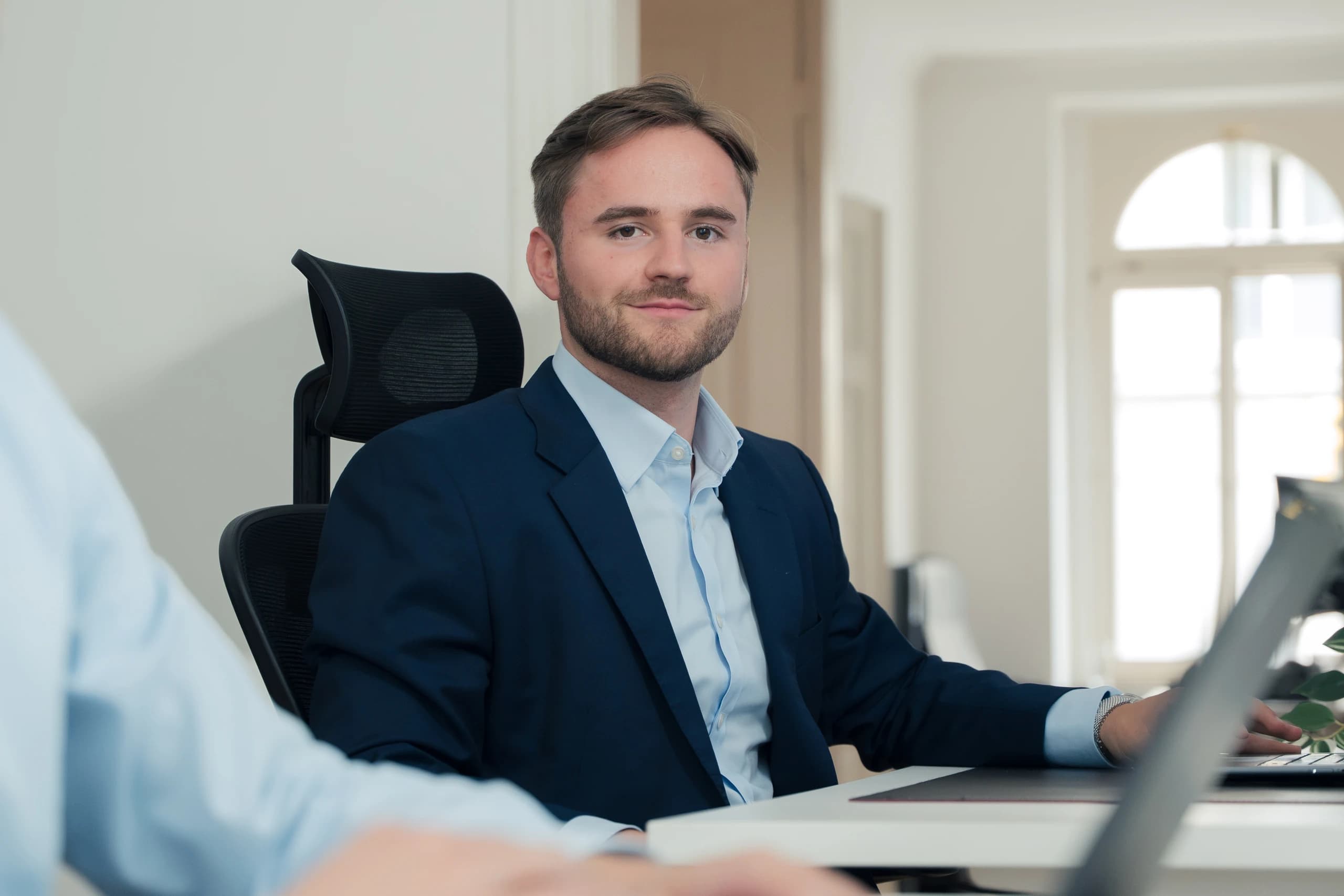 Arbeitsplatz im BLAID-Büro mit Quellcode auf dem Bildschirm
