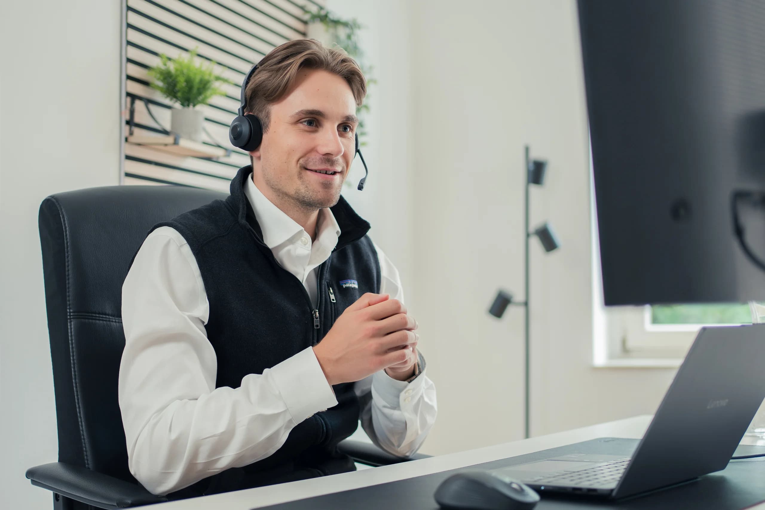 Ein Mitglied des BLAID-Teams am Arbeitsplatz mit zwei Bildschirmen